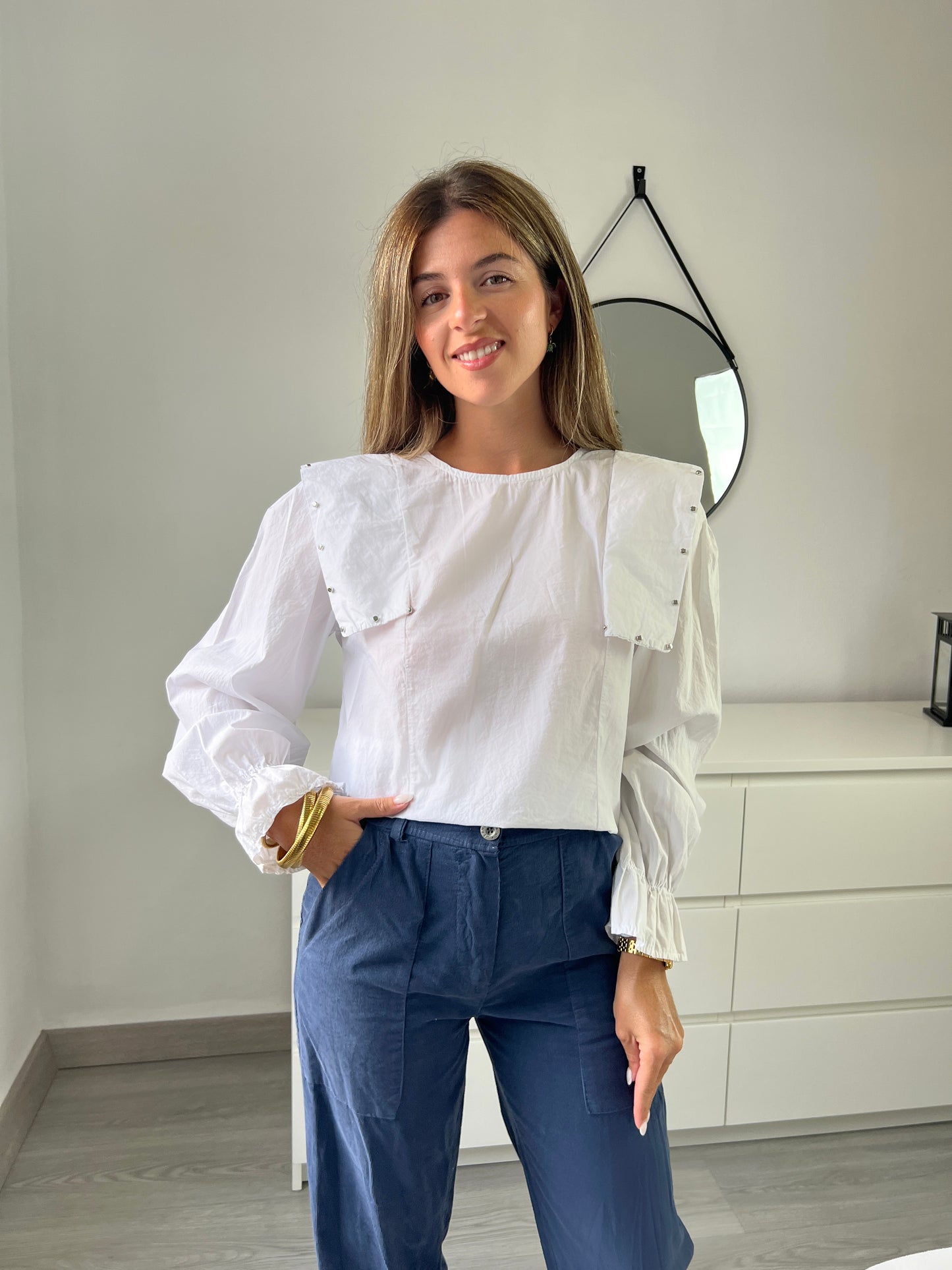 BLUSA BLANCA TACHUELAS