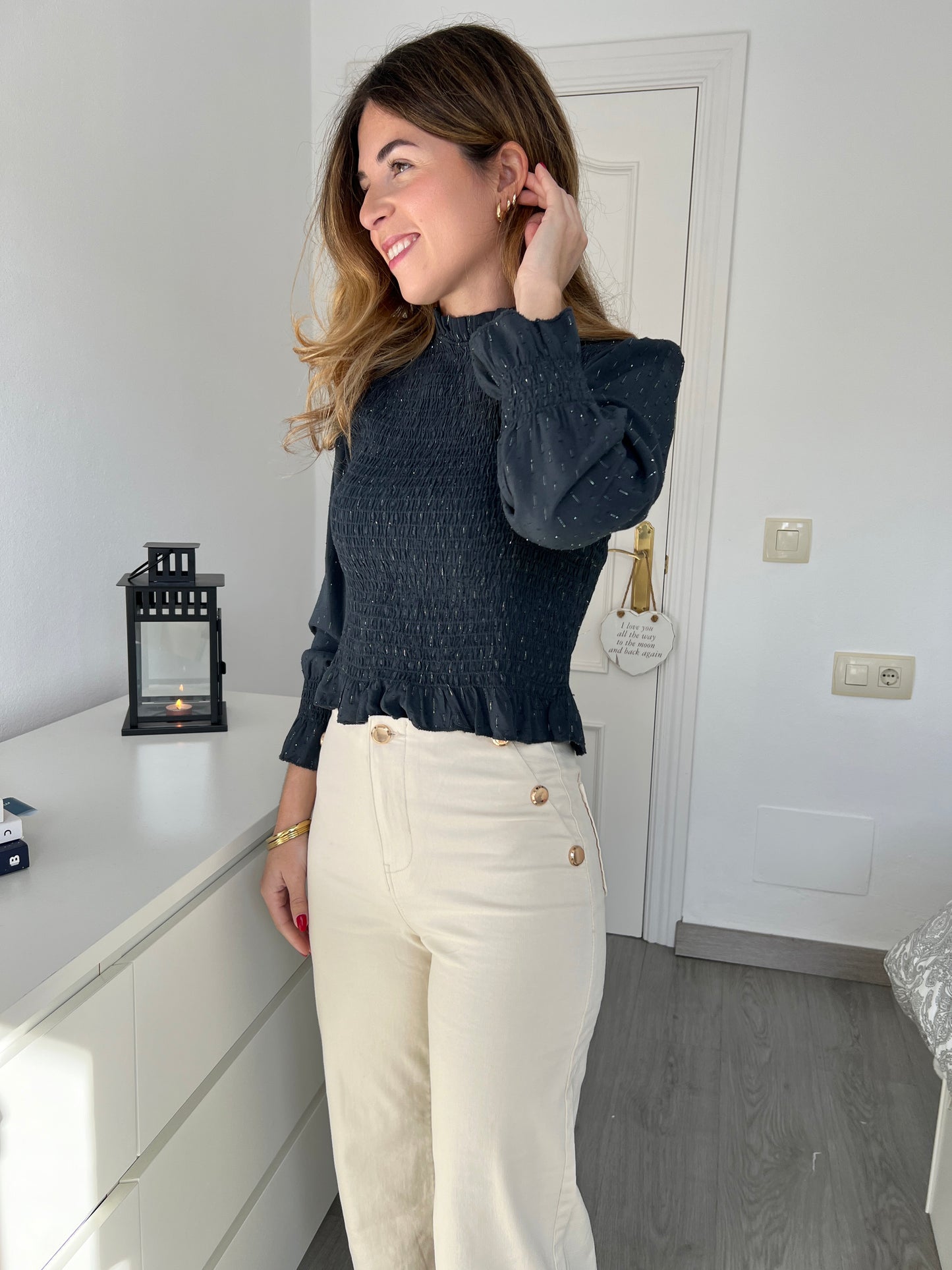 PANTALÓN BEIGE DETALLES DORADOS