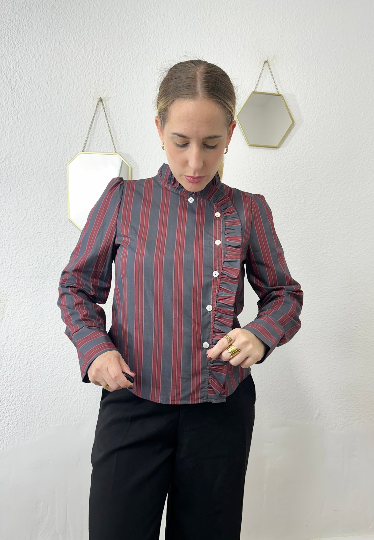 CAMISA VOLANTE TINTO