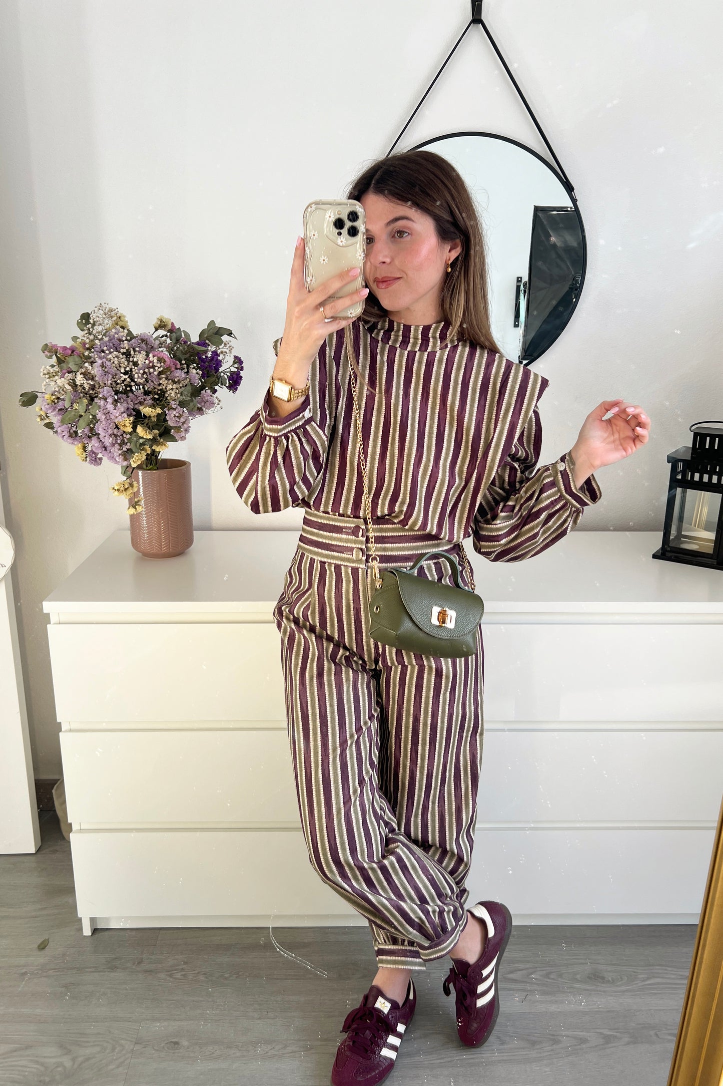 BLUSA HOMBRERAS VERDE Y MORADA