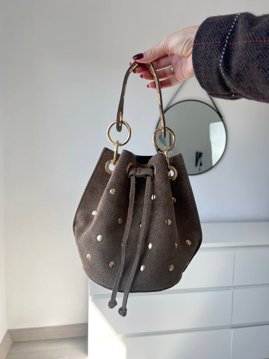 BOLSO TACHUELAS MARRÓN