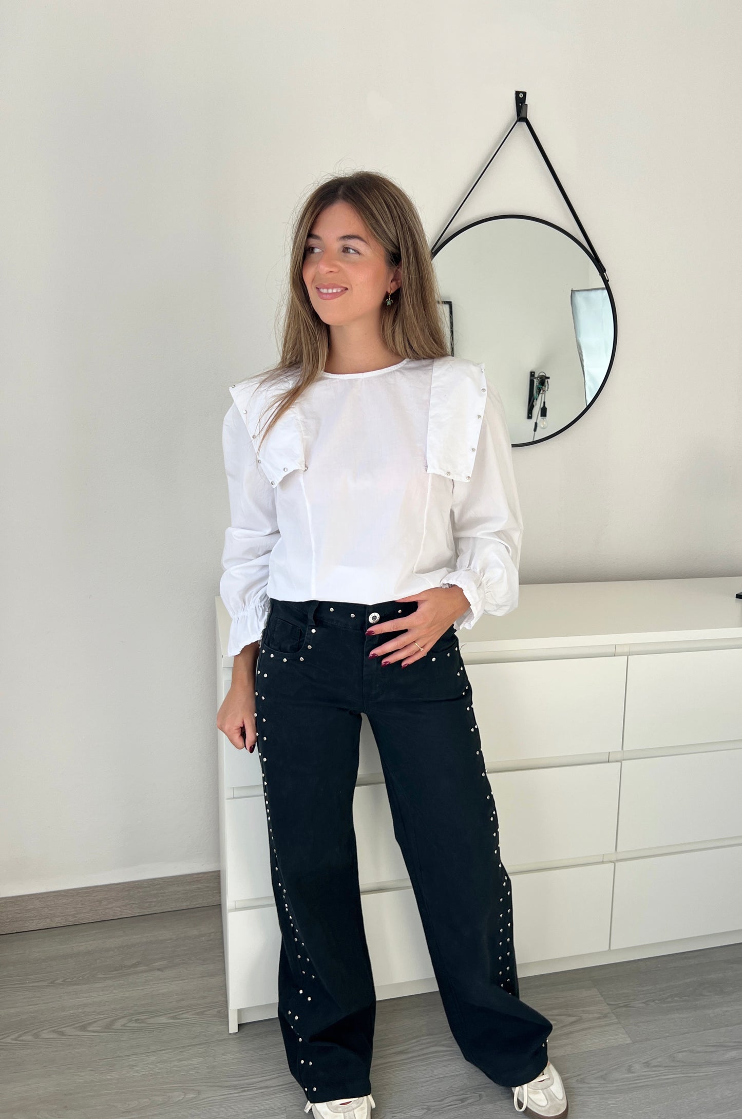 PANTALÓN NEGRO TACHUELAS