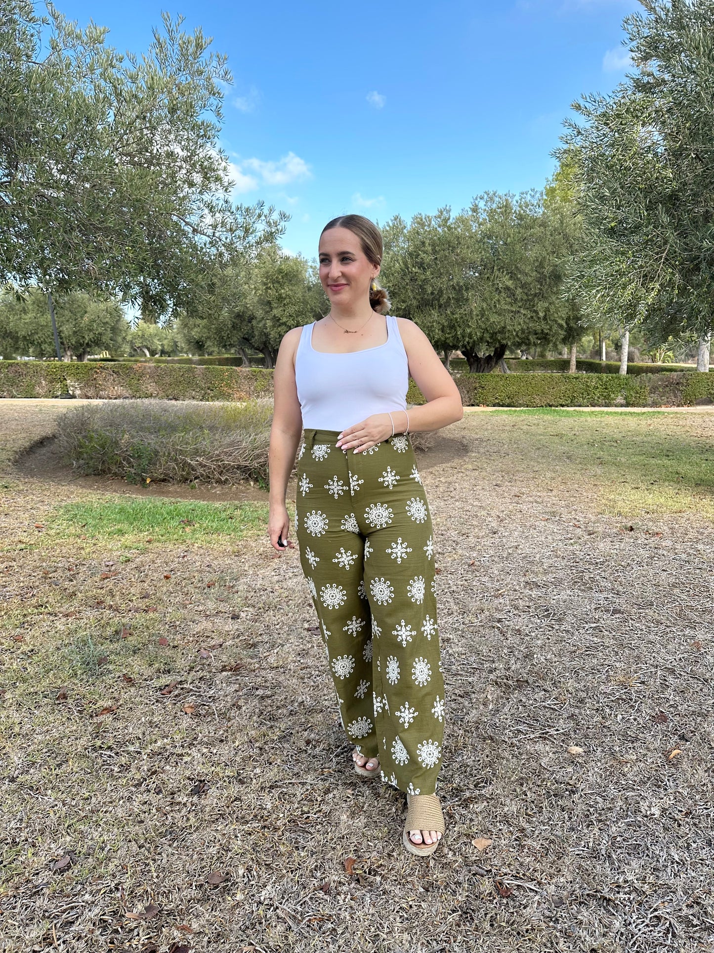 PANTALÓN VERDE BORDADO