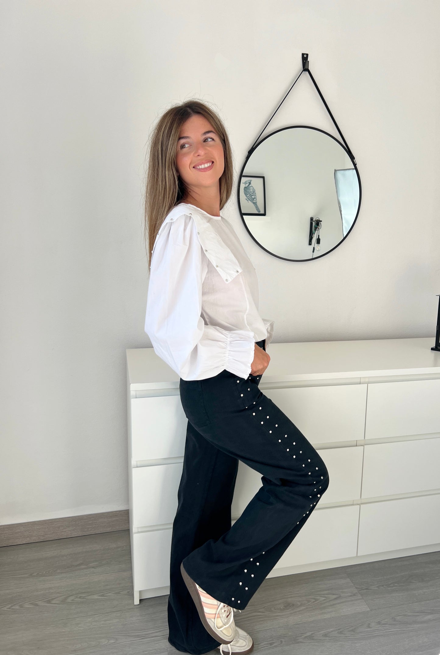 PANTALÓN NEGRO TACHUELAS